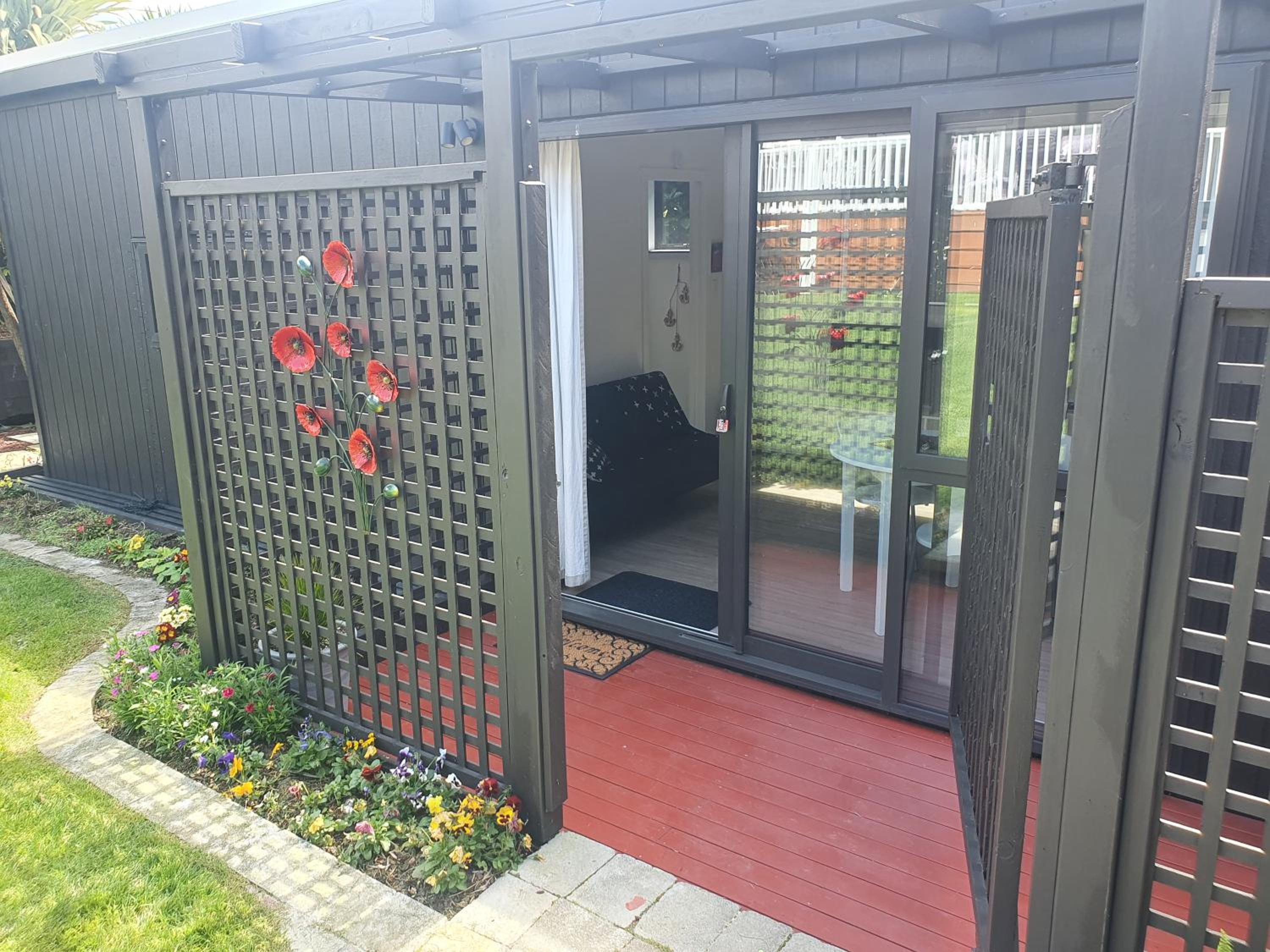 Red Beach Garden Cottage