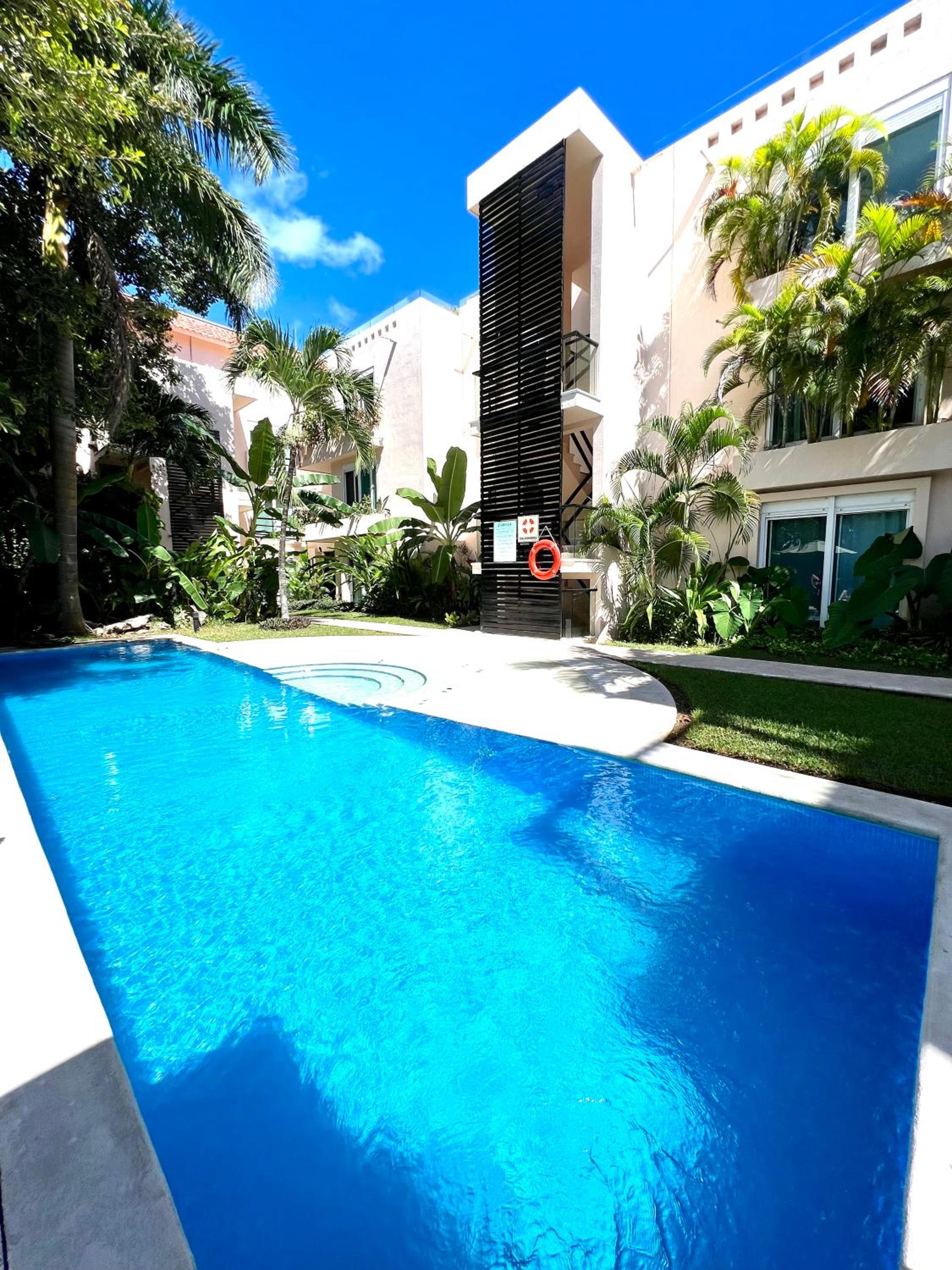 Departamento en el centro de Playa del Carmen excelente ubicación internet fibra óptica view 2