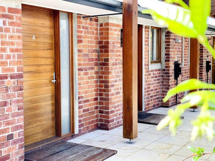 Poolside Apartment In Central Byron