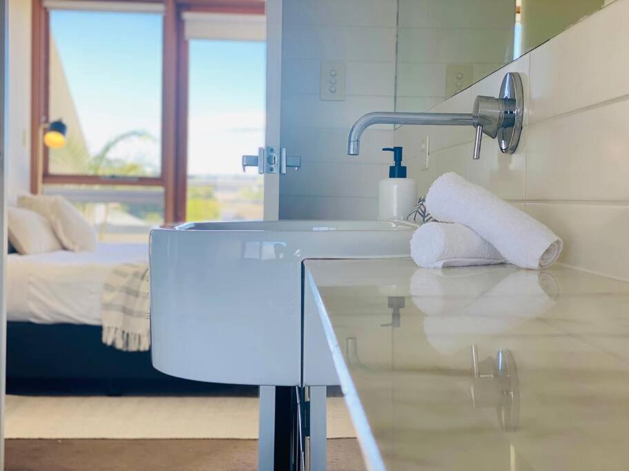 Poolside Apartment In Central Byron