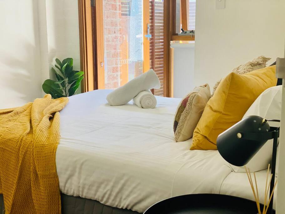 Poolside Apartment In Central Byron
