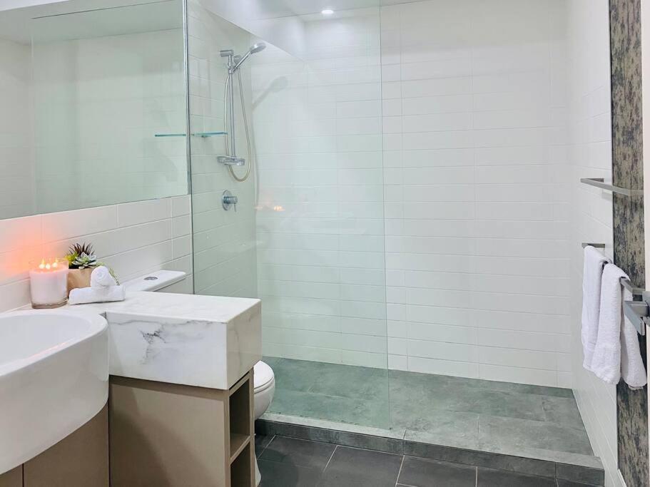 Poolside Apartment In Central Byron