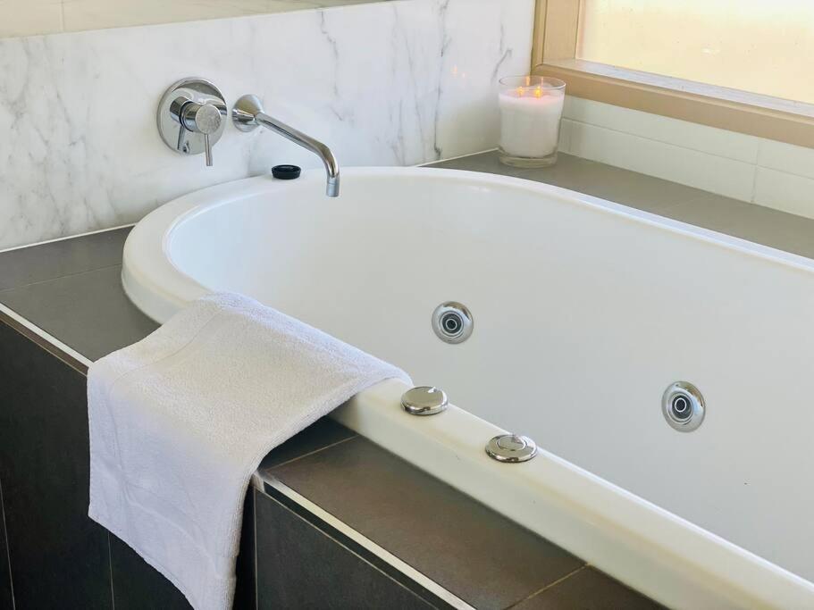 Poolside Apartment In Central Byron