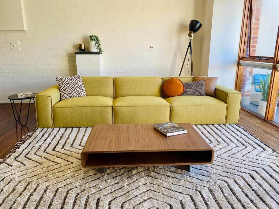 Poolside Apartment In Central Byron
