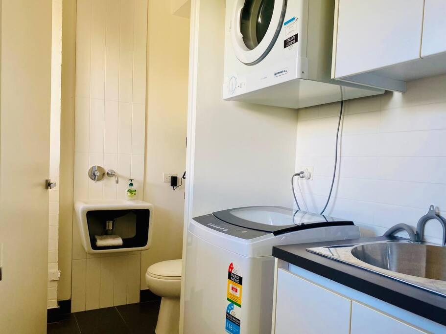 Poolside Apartment In Central Byron