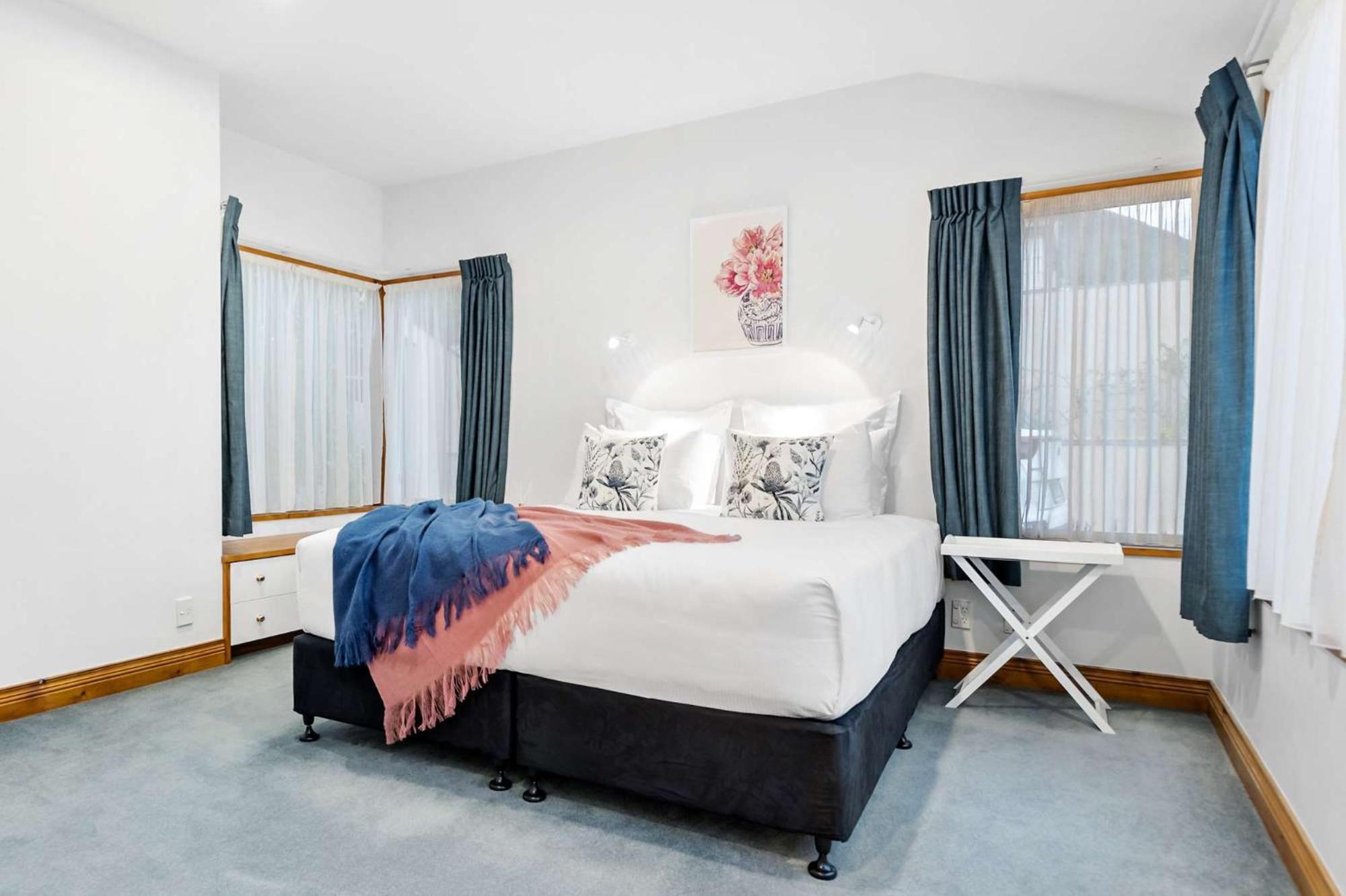Tahuna Lakeside - 3 min walk to town view 5