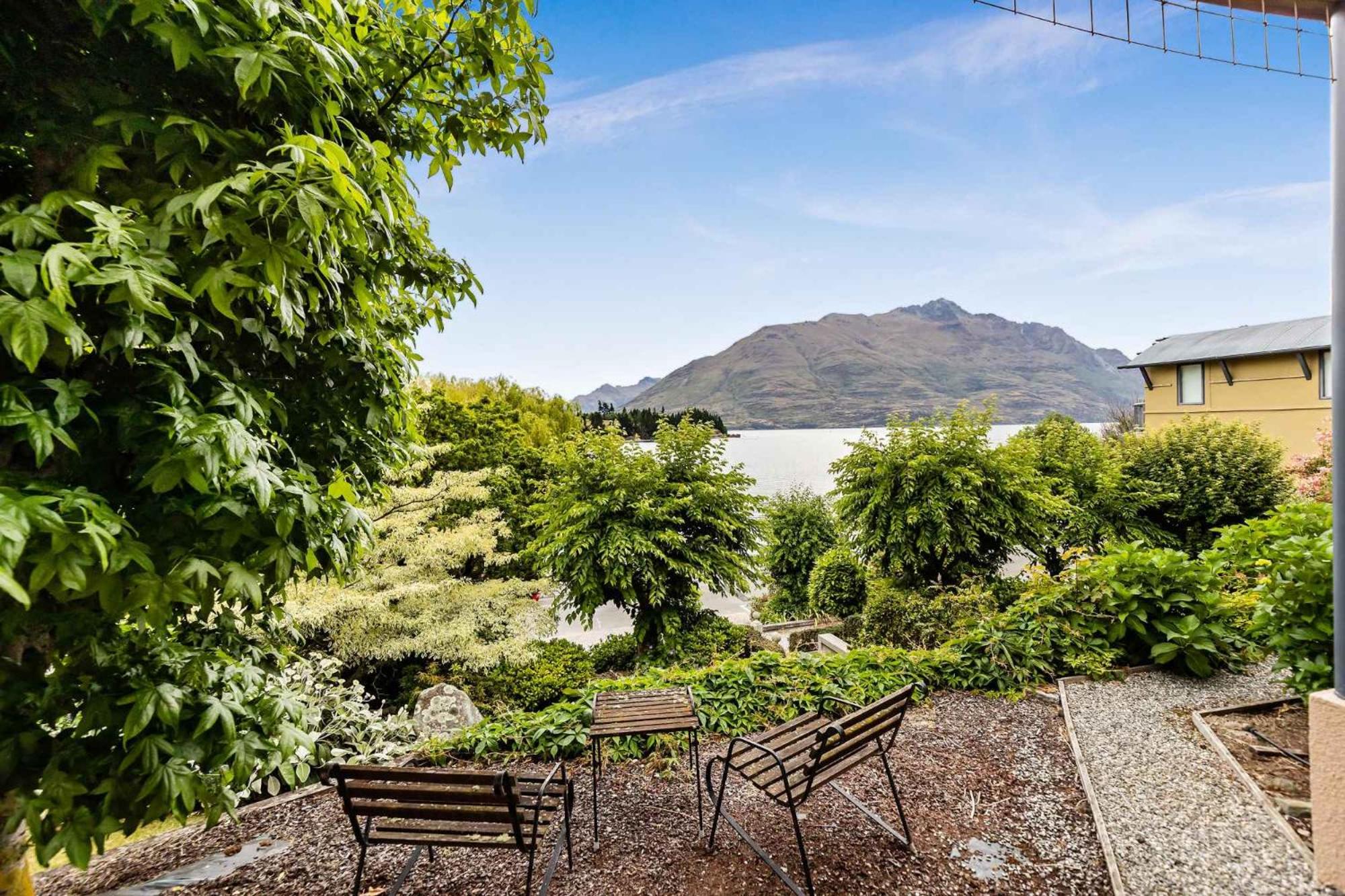Tahuna Lakeside - 3 min walk to town view 2