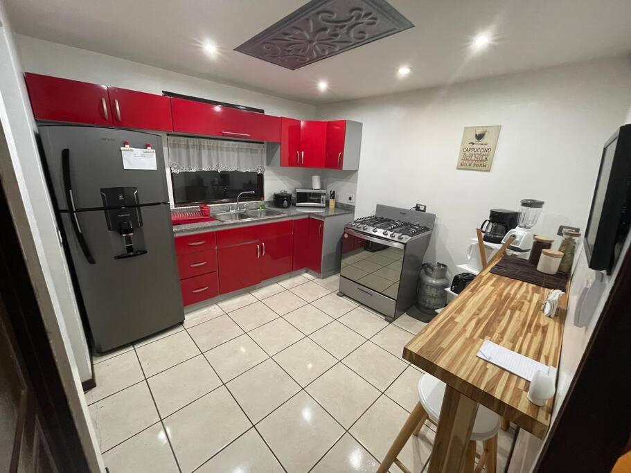 Elegante Casa de 4 Habitaciones a Solo 15 Minutos del Corazón de la Ciudad