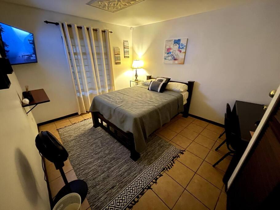 Elegante Casa de 4 Habitaciones a Solo 15 Minutos del Corazón de la Ciudad