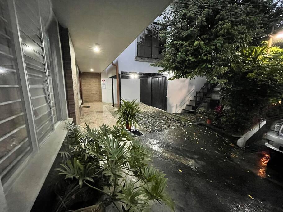 Elegante Casa de 4 Habitaciones a Solo 15 Minutos del Corazón de la Ciudad