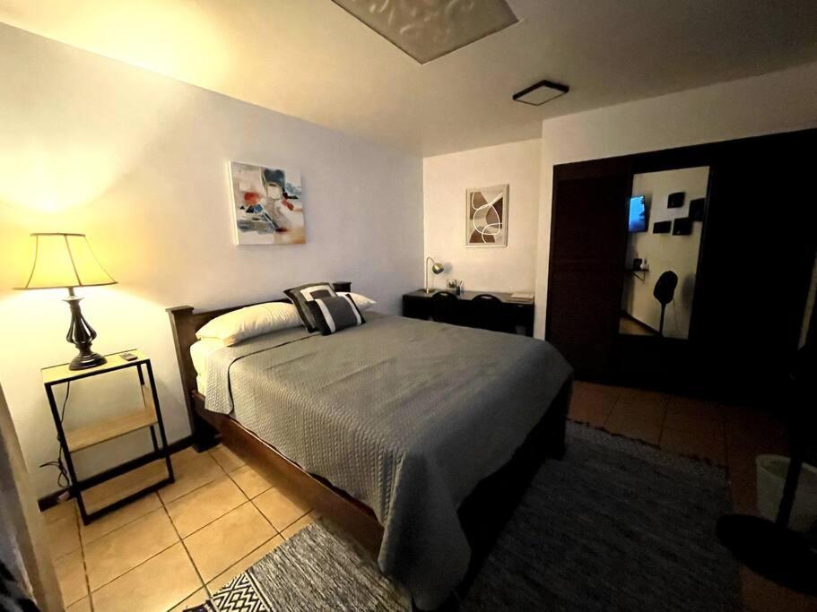 Elegante Casa de 4 Habitaciones a Solo 15 Minutos del Corazón de la Ciudad