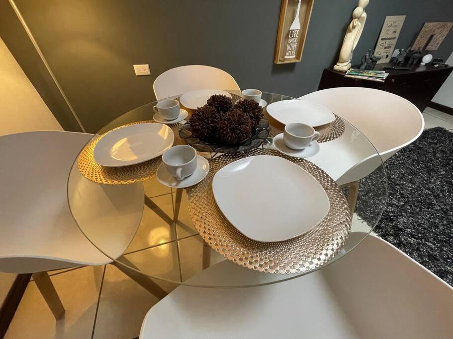 Elegante Casa de 4 Habitaciones a Solo 15 Minutos del Corazón de la Ciudad
