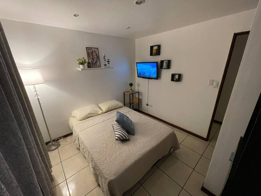 Elegante Casa de 4 Habitaciones a Solo 15 Minutos del Corazón de la Ciudad