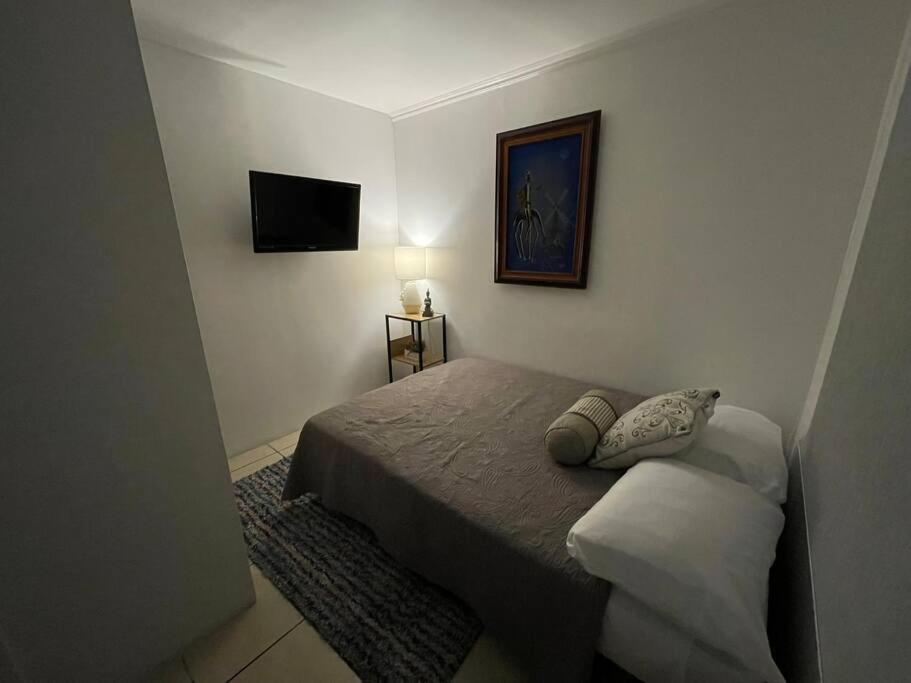 Elegante Casa de 4 Habitaciones a Solo 15 Minutos del Corazón de la Ciudad