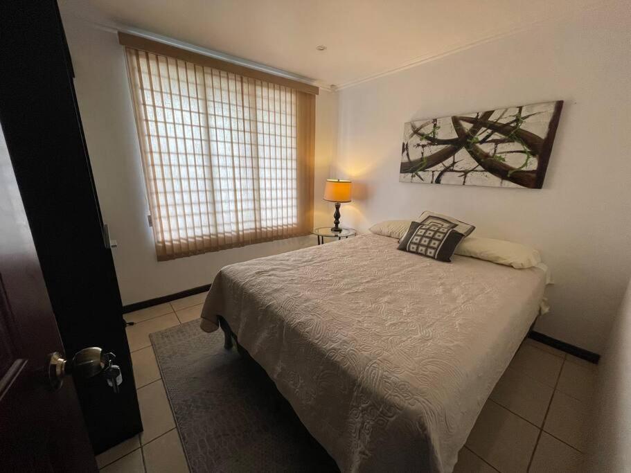 Elegante Casa de 4 Habitaciones a Solo 15 Minutos del Corazón de la Ciudad