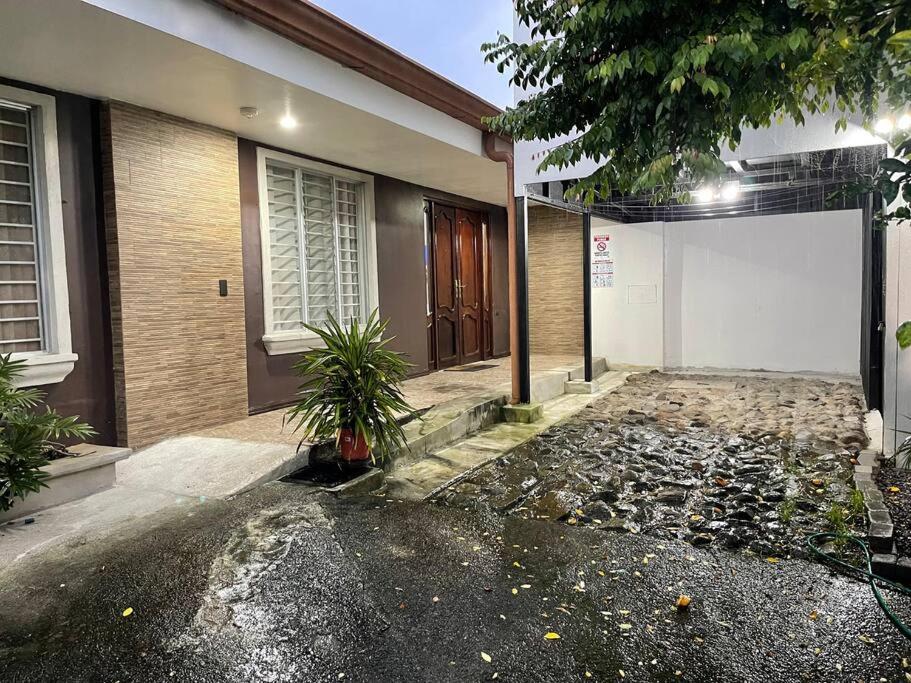 Elegante Casa de 4 Habitaciones a Solo 15 Minutos del Corazón de la Ciudad