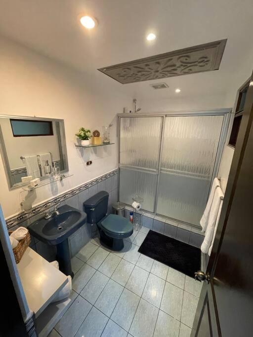 Elegante Casa de 4 Habitaciones a Solo 15 Minutos del Corazón de la Ciudad