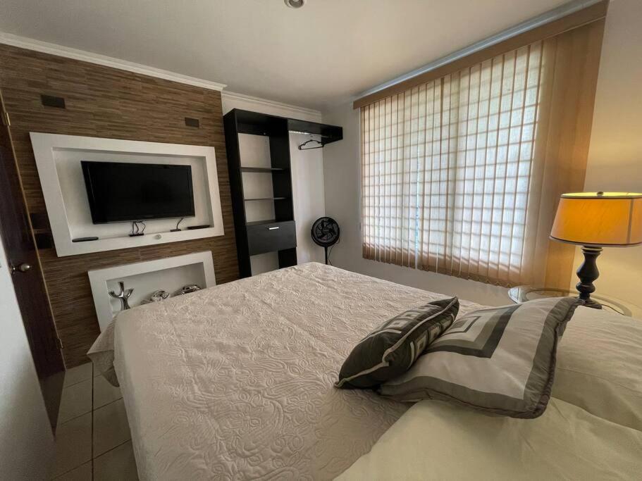 Elegante Casa de 4 Habitaciones a Solo 15 Minutos del Corazón de la Ciudad