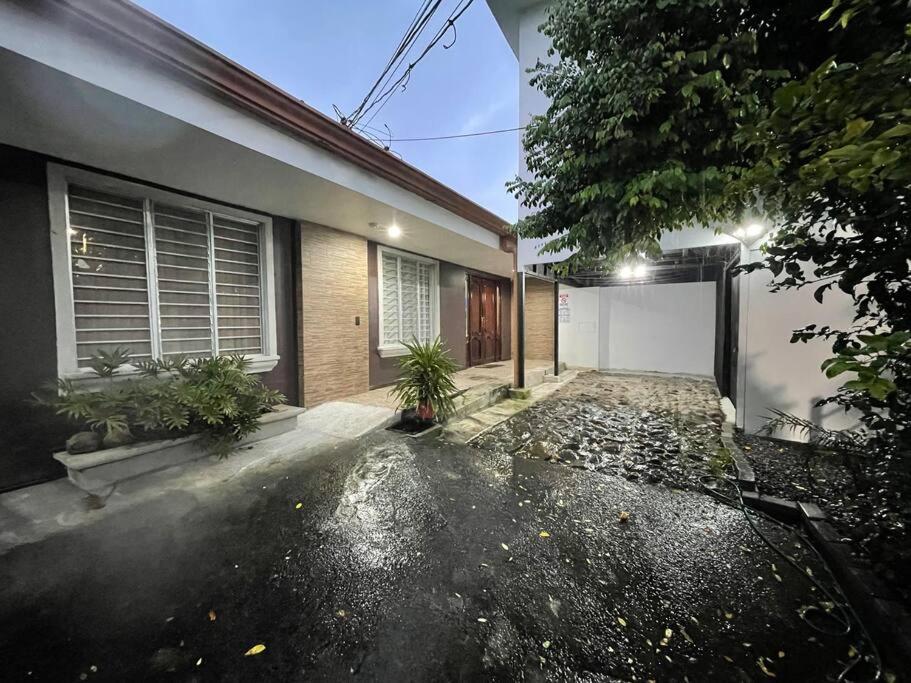 Elegante Casa de 4 Habitaciones a Solo 15 Minutos del Corazón de la Ciudad