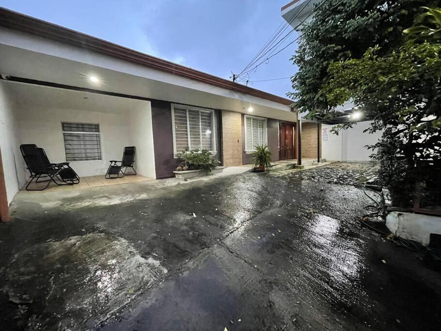 Elegante Casa de 4 Habitaciones a Solo 15 Minutos del Corazón de la Ciudad