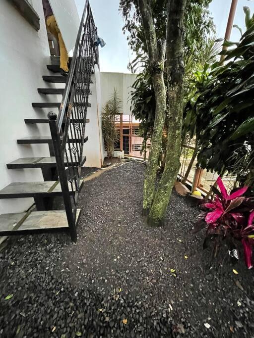 Elegante Casa de 4 Habitaciones a Solo 15 Minutos del Corazón de la Ciudad