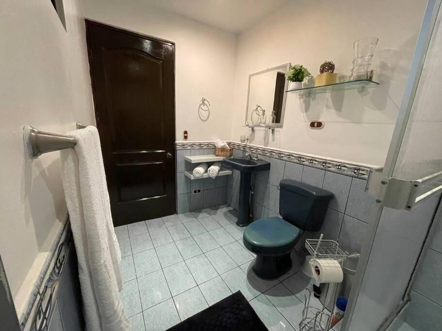 Elegante Casa de 4 Habitaciones a Solo 15 Minutos del Corazón de la Ciudad