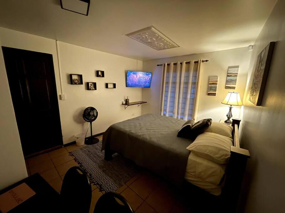 Elegante Casa de 4 Habitaciones a Solo 15 Minutos del Corazón de la Ciudad