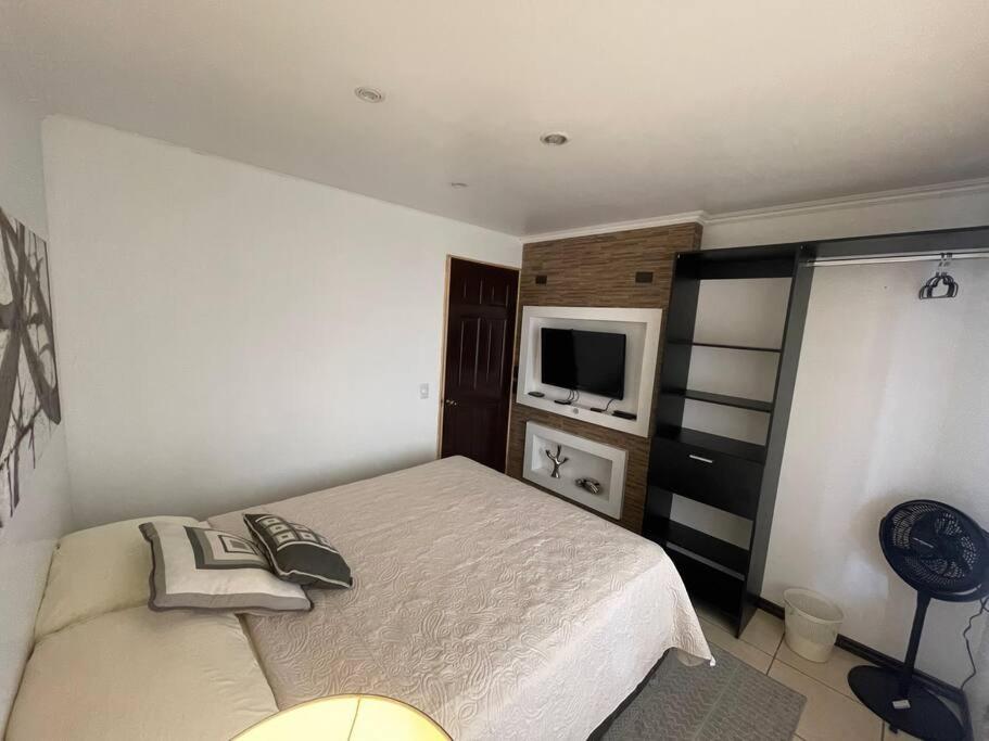 Elegante Casa de 4 Habitaciones a Solo 15 Minutos del Corazón de la Ciudad