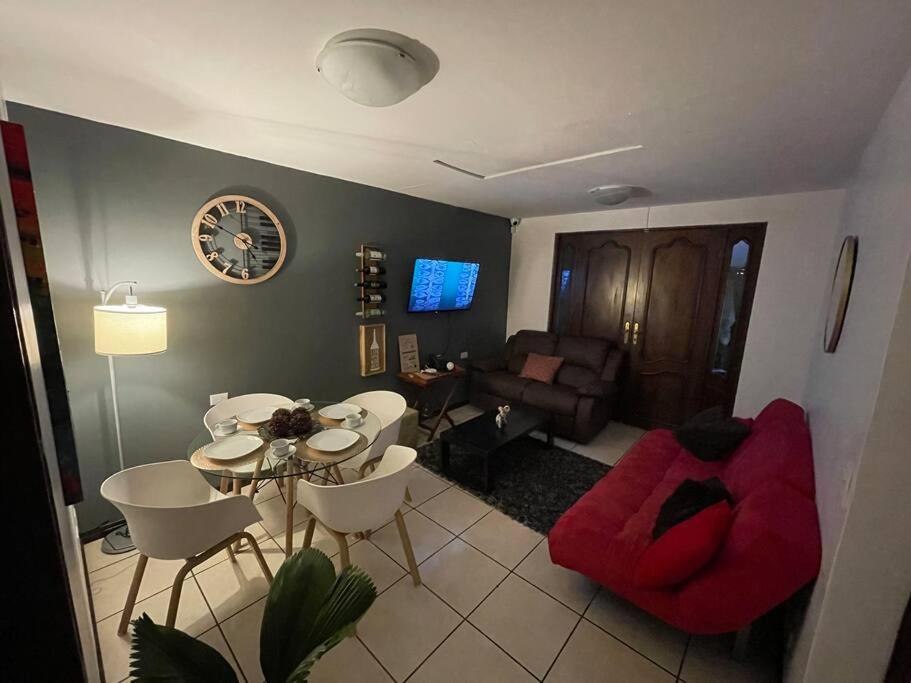 Elegante Casa de 4 Habitaciones a Solo 15 Minutos del Corazón de la Ciudad