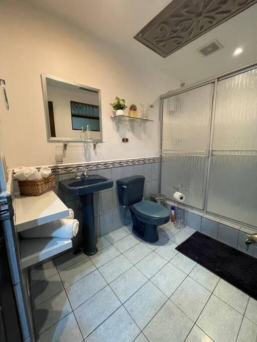 Elegante Casa de 4 Habitaciones a Solo 15 Minutos del Corazón de la Ciudad
