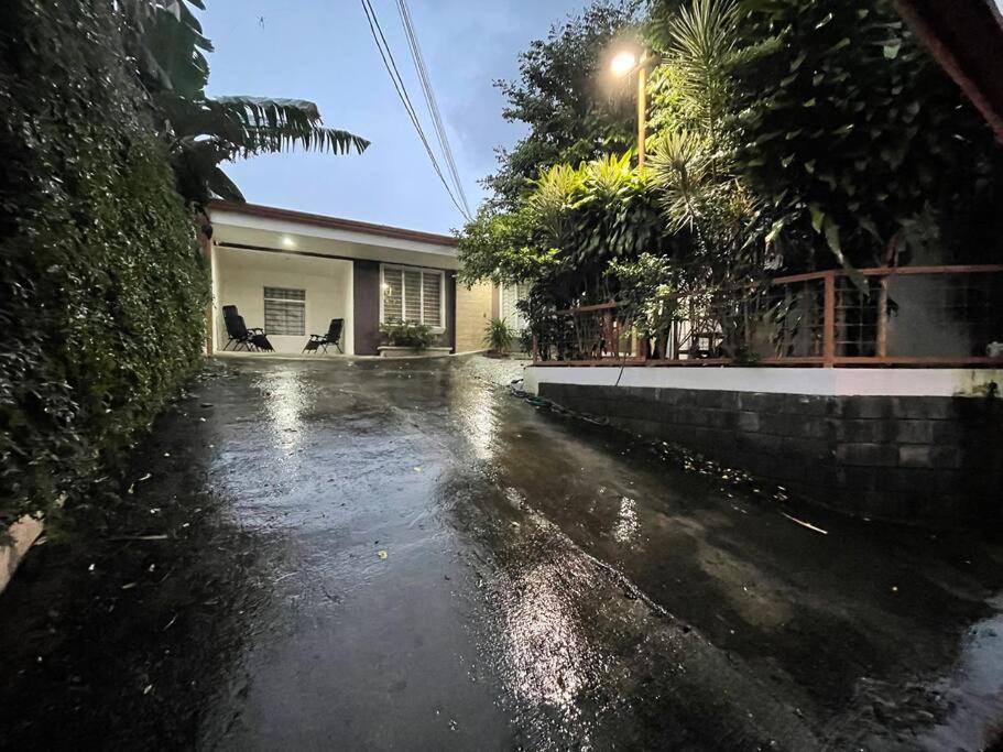 Elegante Casa de 4 Habitaciones a Solo 15 Minutos del Corazón de la Ciudad