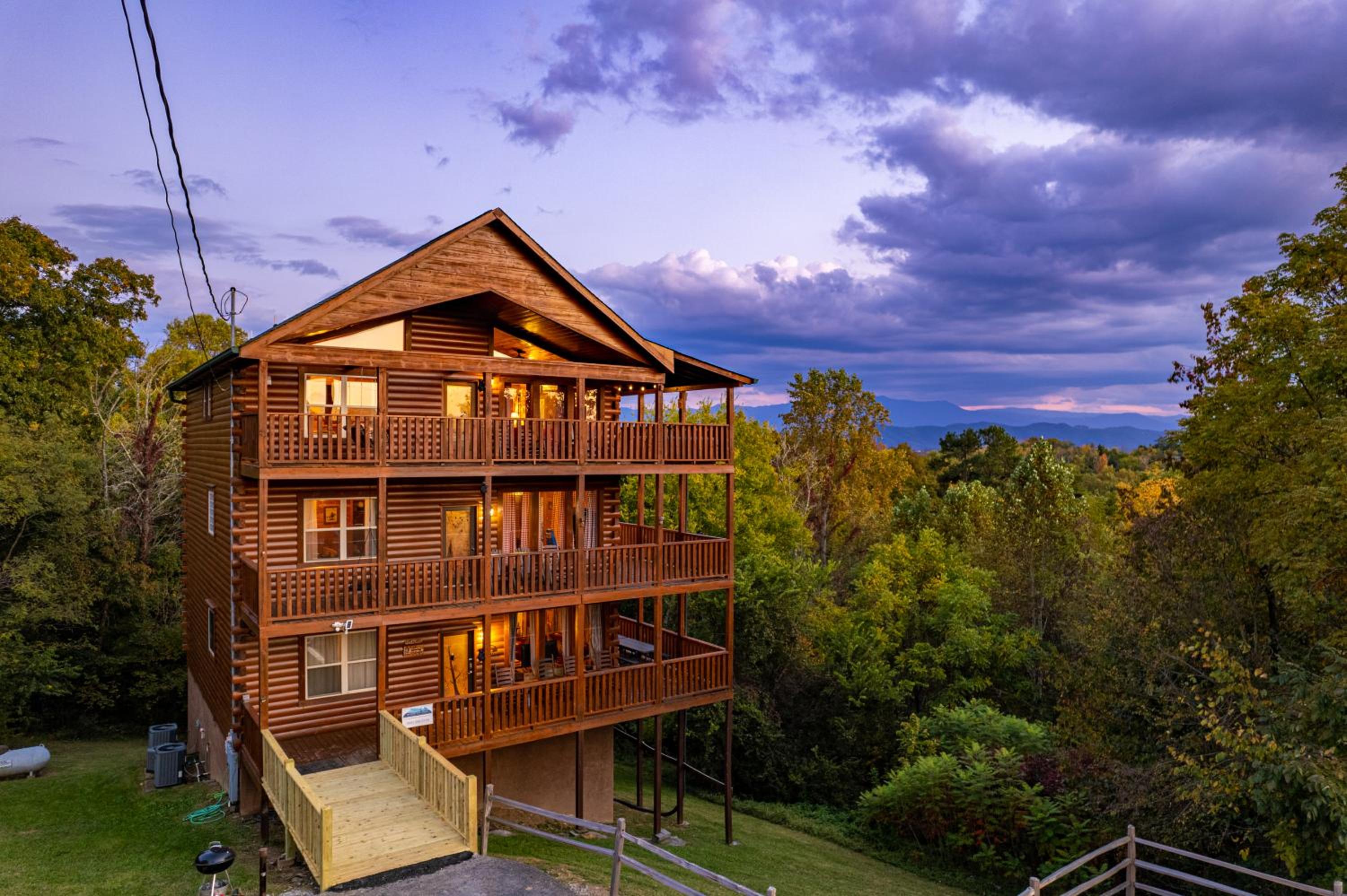 Luxurious 6BR Smoky Mountain cabin with stunning views, game room, fire pit and hot tub, Wi-Fi