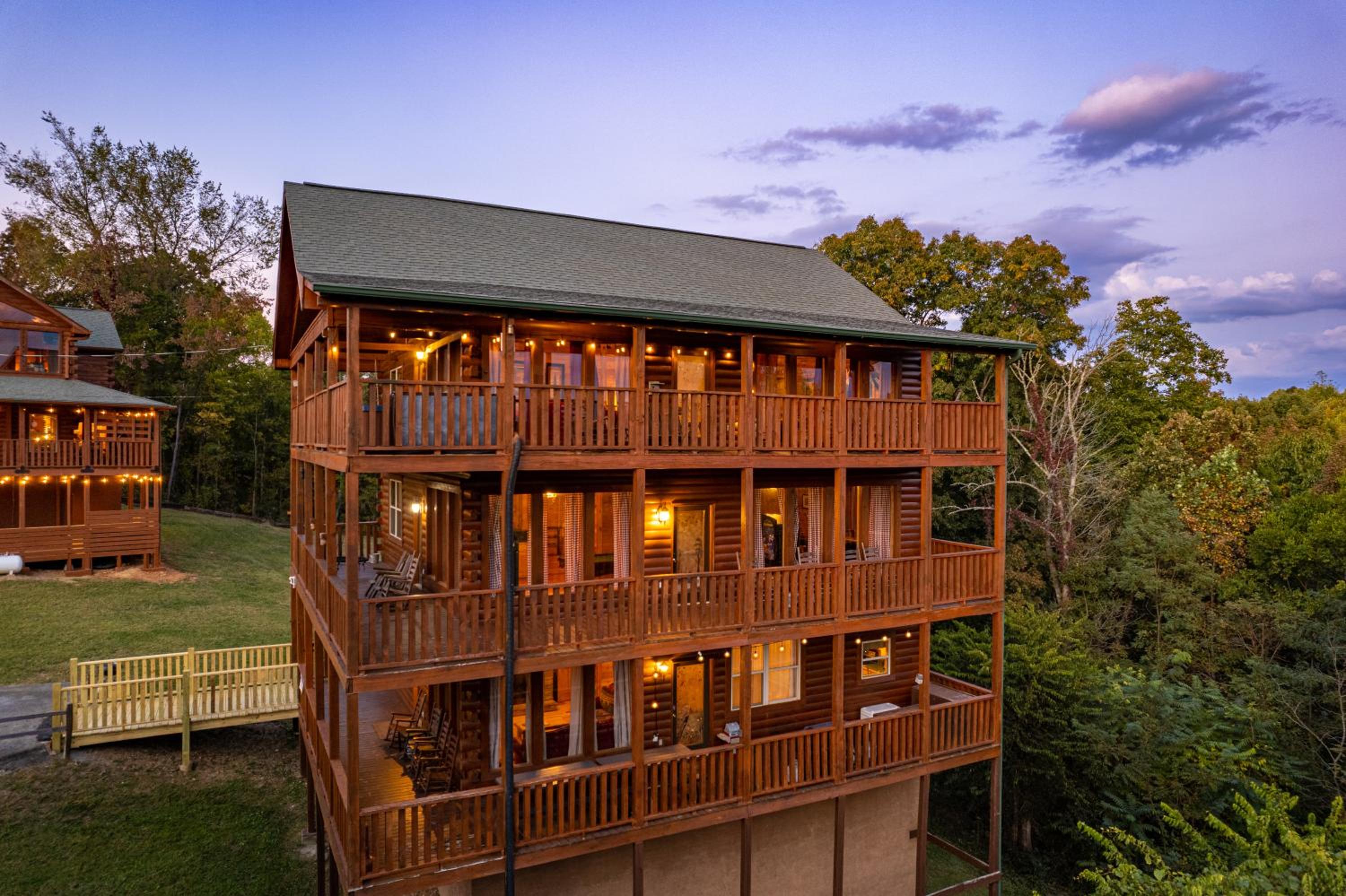 Luxurious 6BR Smoky Mountain cabin with stunning views, game room, fire pit and hot tub, Wi-Fi