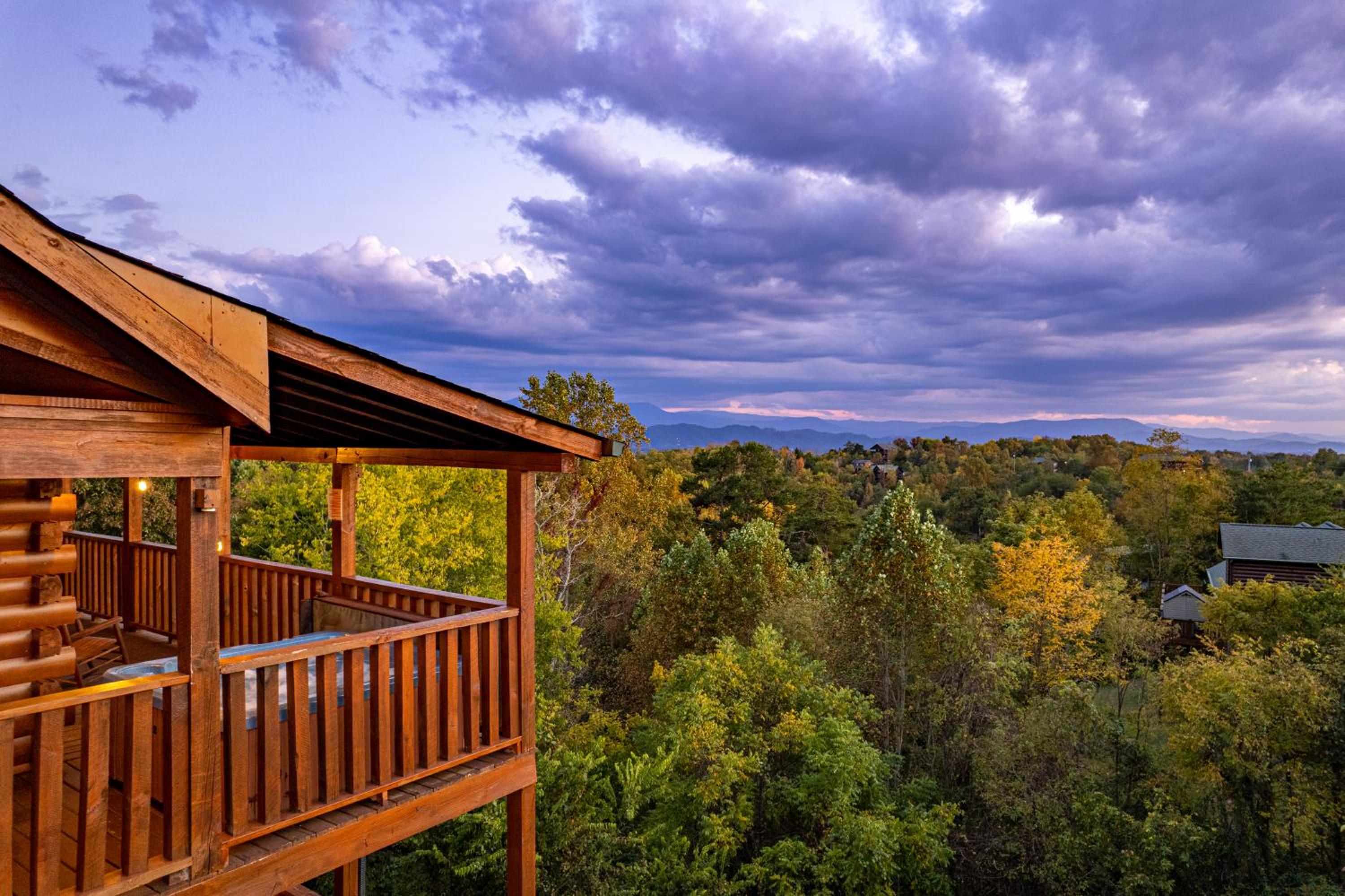 Luxurious 6BR Smoky Mountain cabin with stunning views, game room, fire pit and hot tub, Wi-Fi