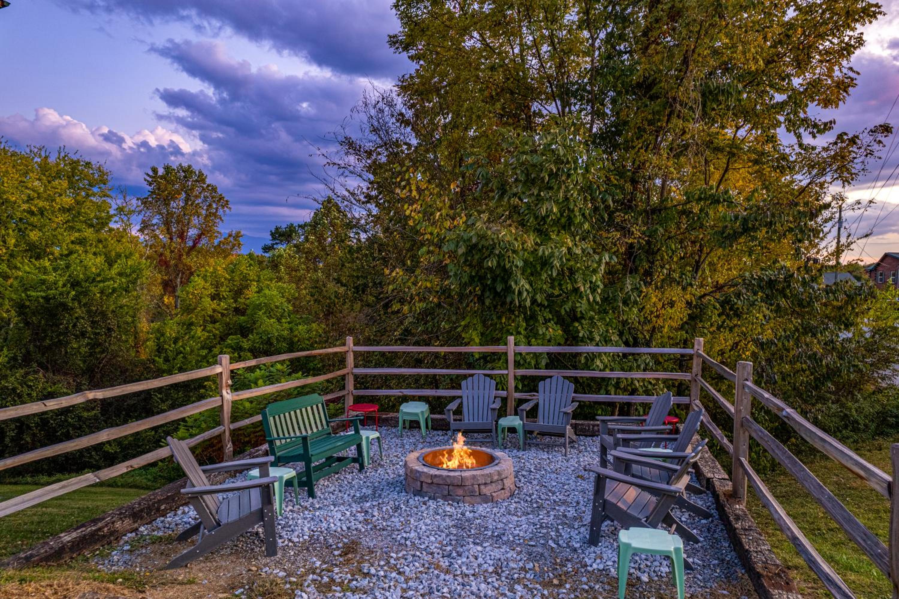 Luxurious 6BR Smoky Mountain cabin with stunning views, game room, fire pit and hot tub, Wi-Fi