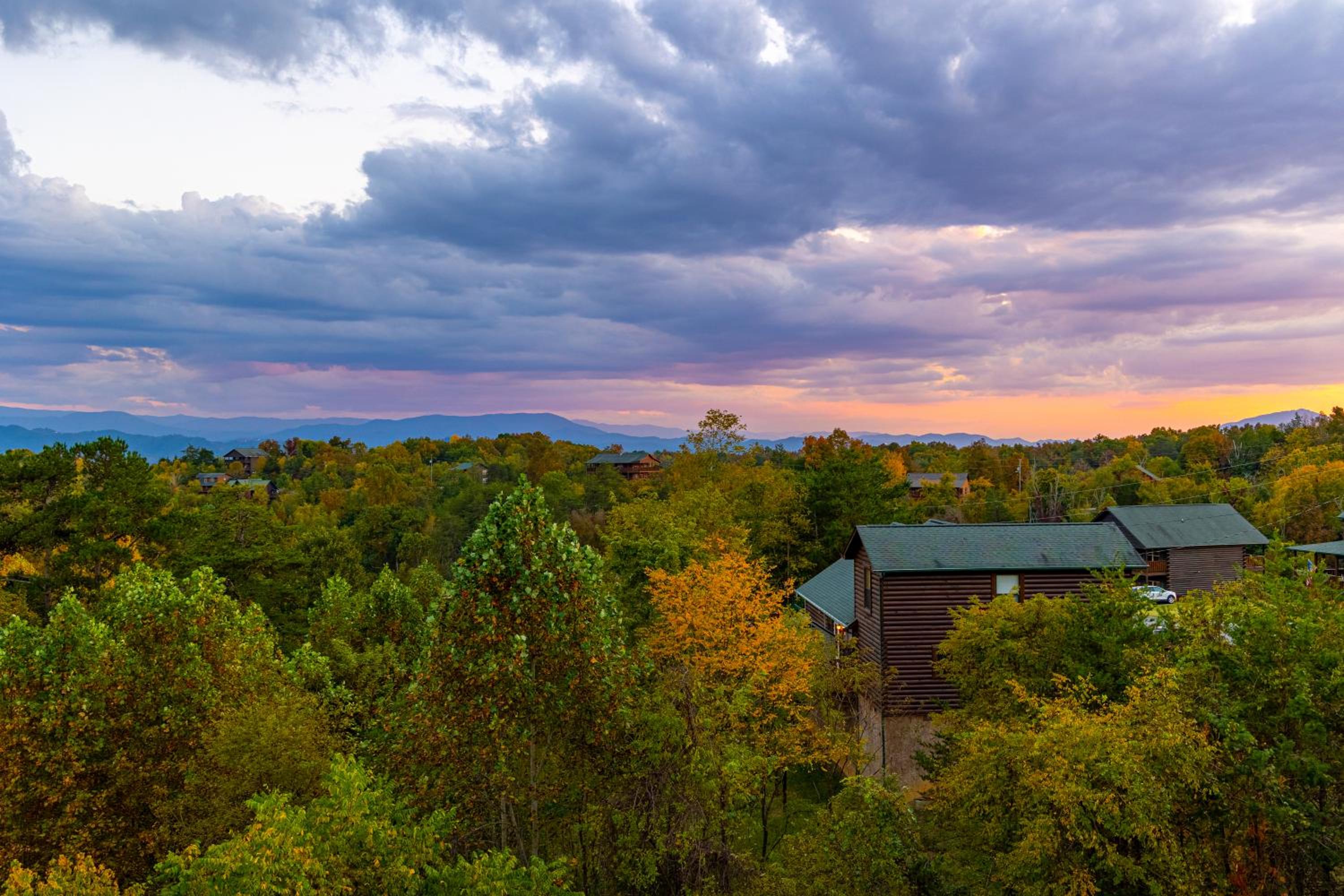 Luxurious 6BR Smoky Mountain cabin with stunning views, game room, fire pit and hot tub, Wi-Fi