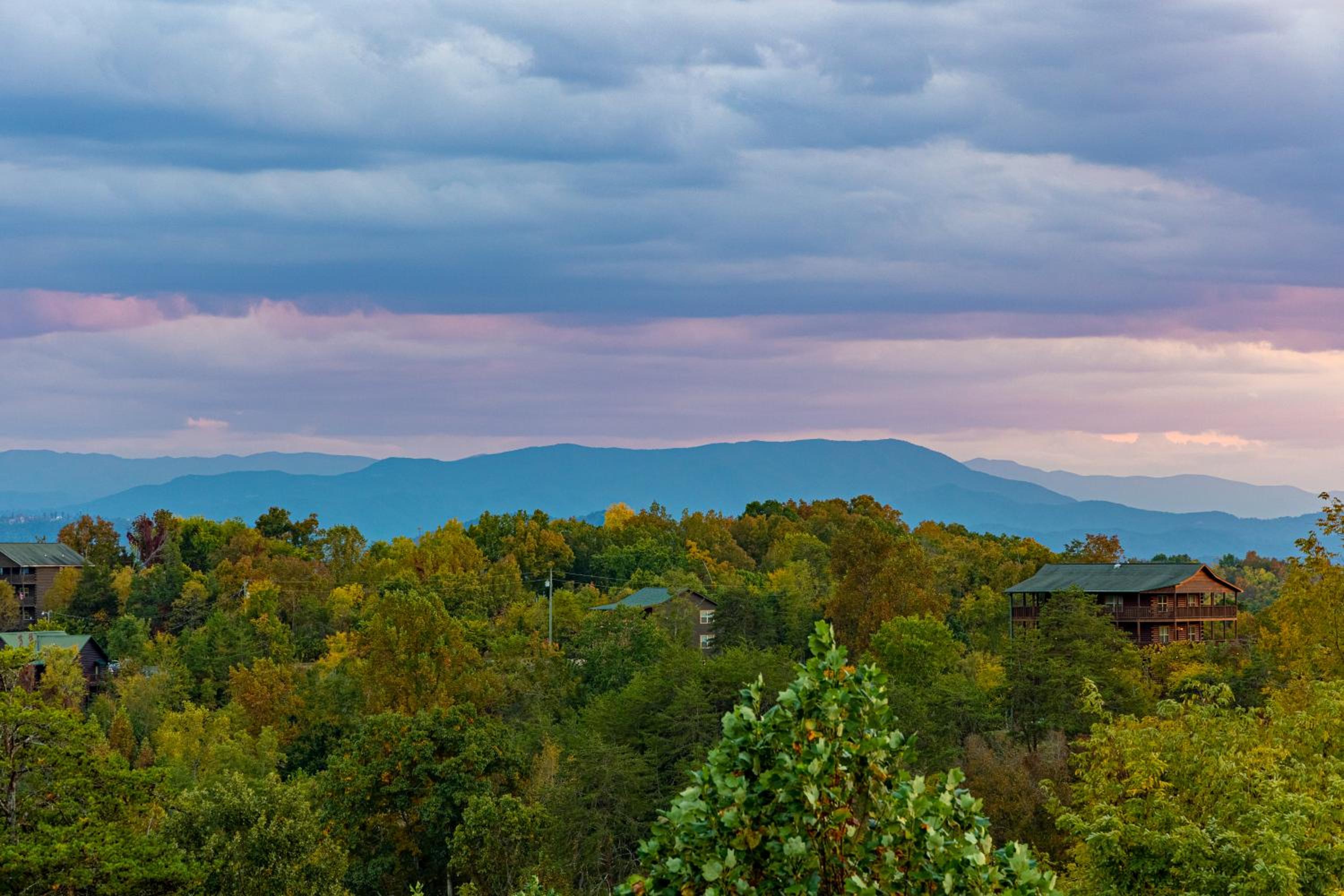Luxurious 6BR Smoky Mountain cabin with stunning views, game room, fire pit and hot tub, Wi-Fi
