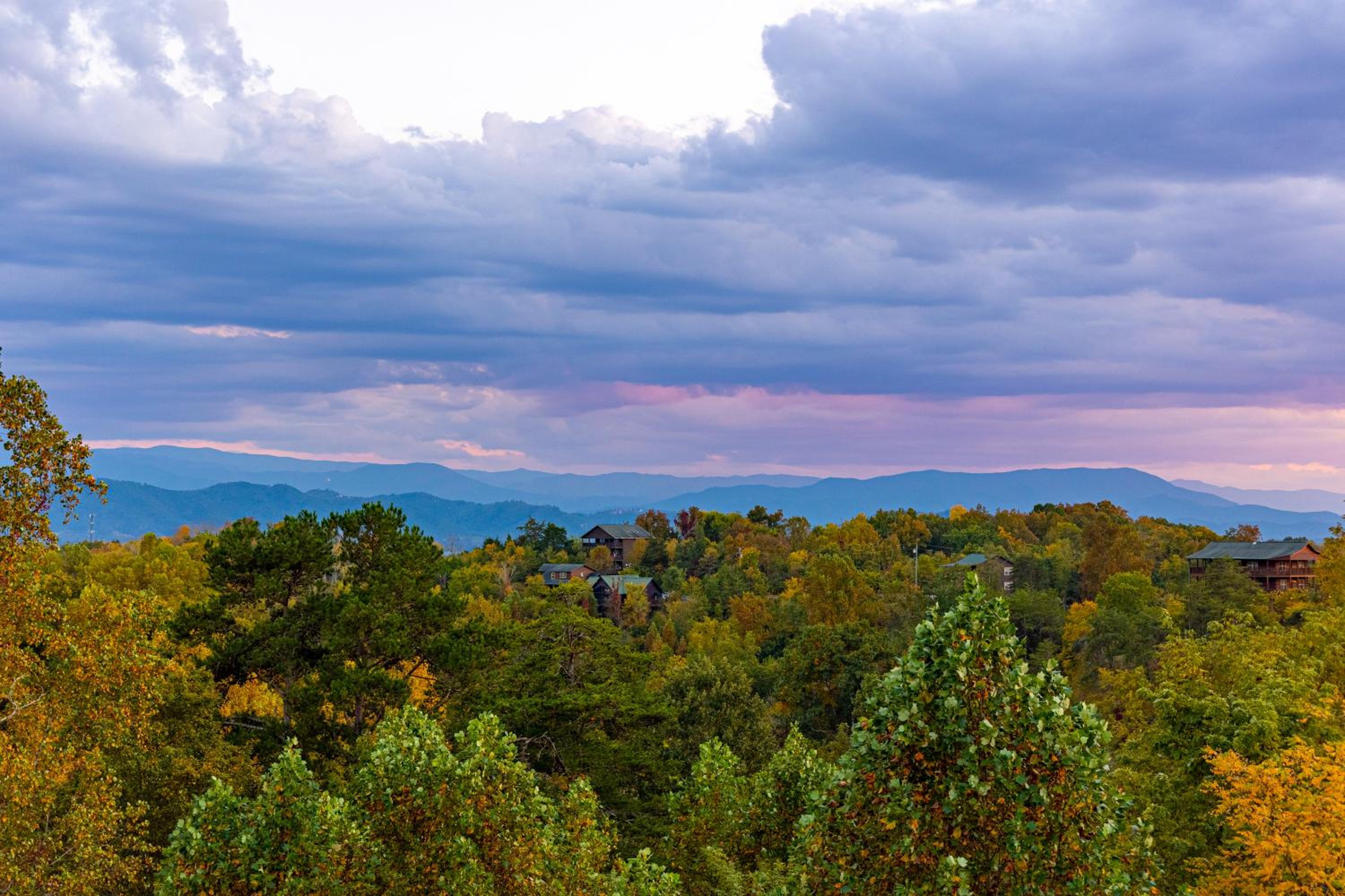 Luxurious 6BR Smoky Mountain cabin with stunning views, game room, fire pit and hot tub, Wi-Fi
