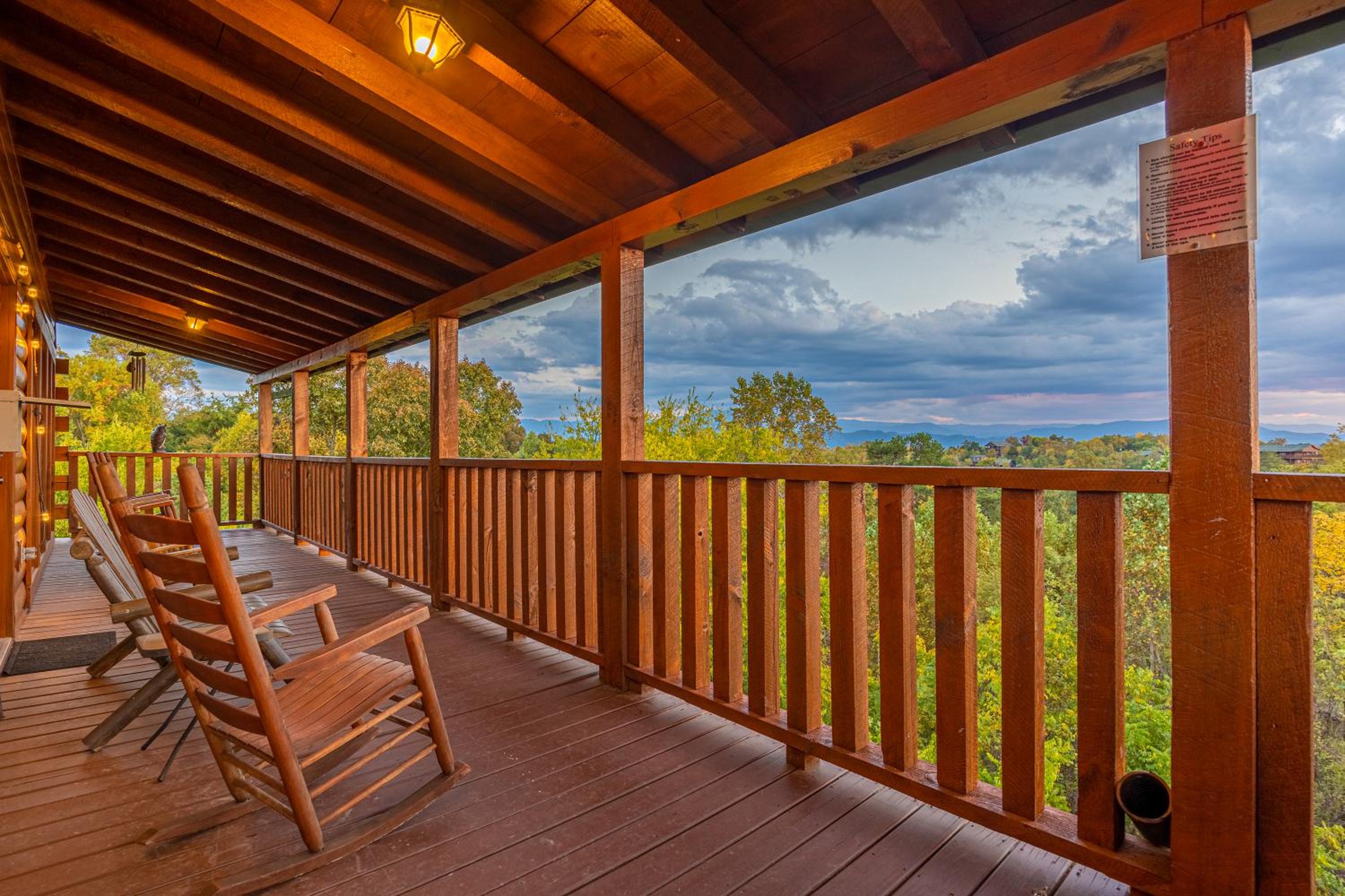 Luxurious 6BR Smoky Mountain cabin with stunning views, game room, fire pit and hot tub, Wi-Fi