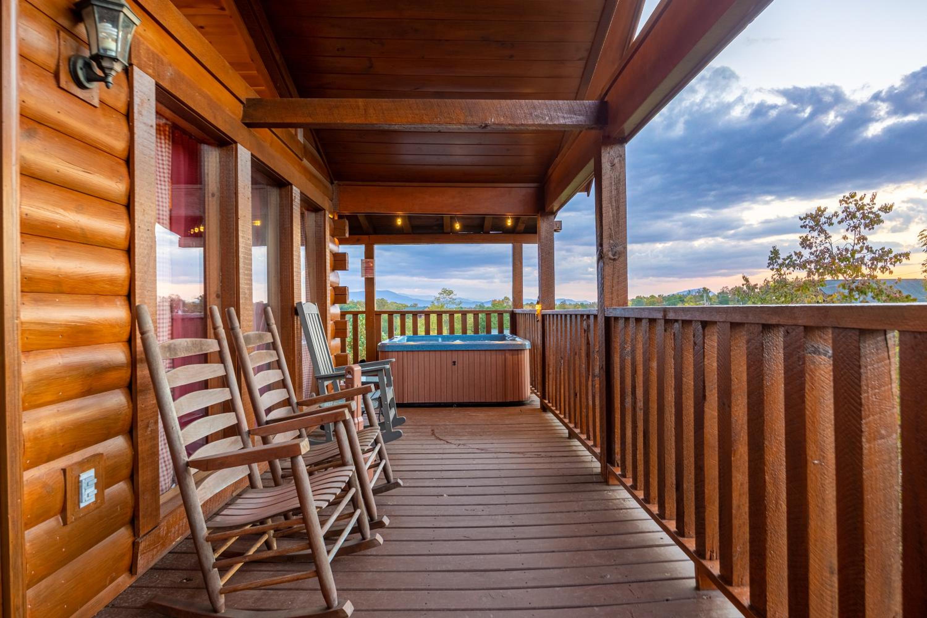 Luxurious 6BR Smoky Mountain cabin with stunning views, game room, fire pit and hot tub, Wi-Fi