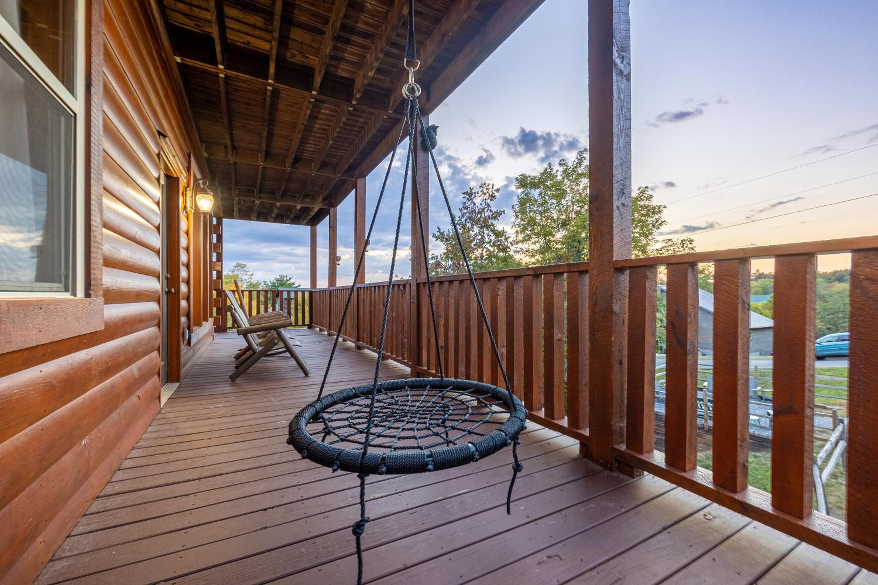 Luxurious 6BR Smoky Mountain cabin with stunning views, game room, fire pit and hot tub, Wi-Fi