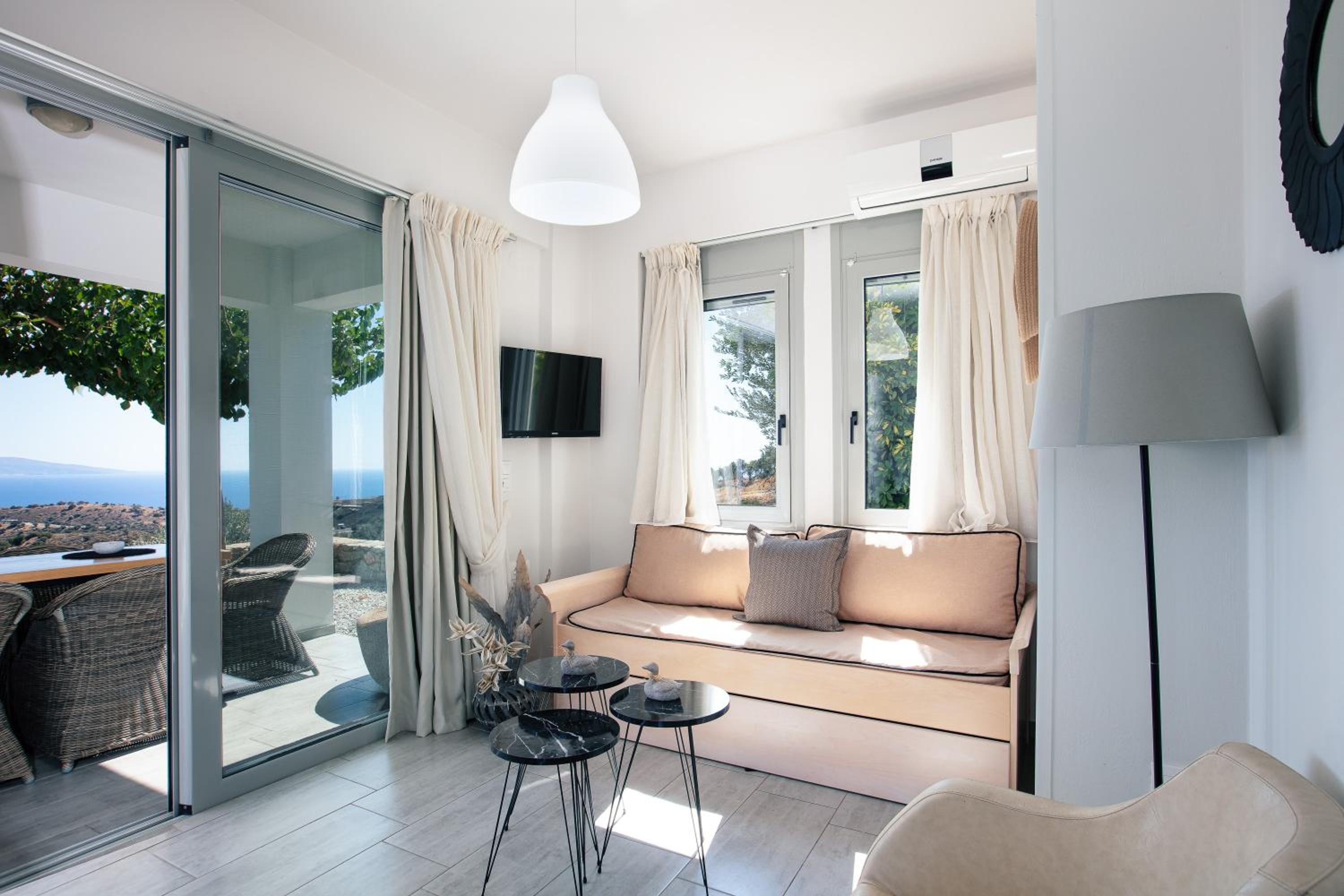 Evgoro Luxury Suites view 5