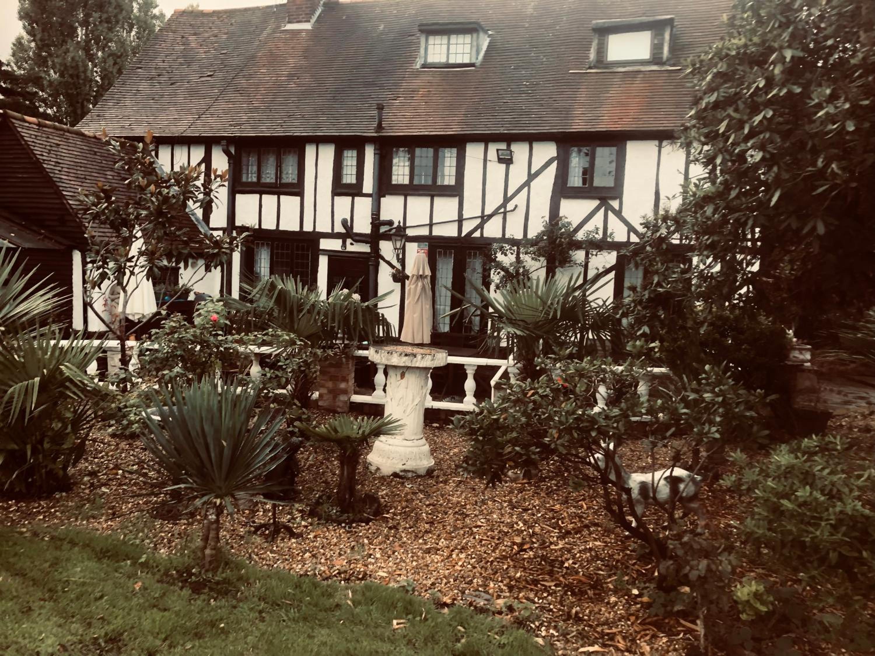 Tudor House - Double Room - En suite view 5