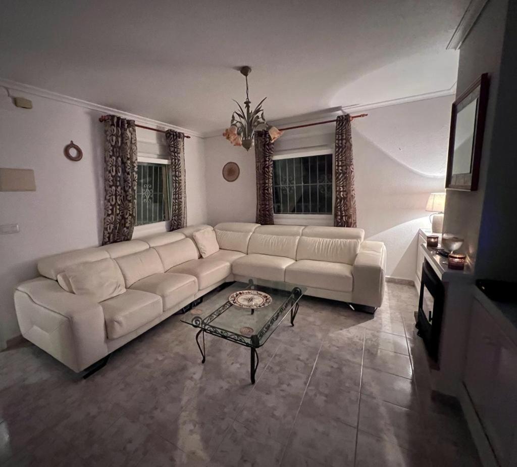 4 Bed 3 Bath Villa Sleeps 8, Pool Wifi Tv Close to Beach Restaurants and Shops view 5