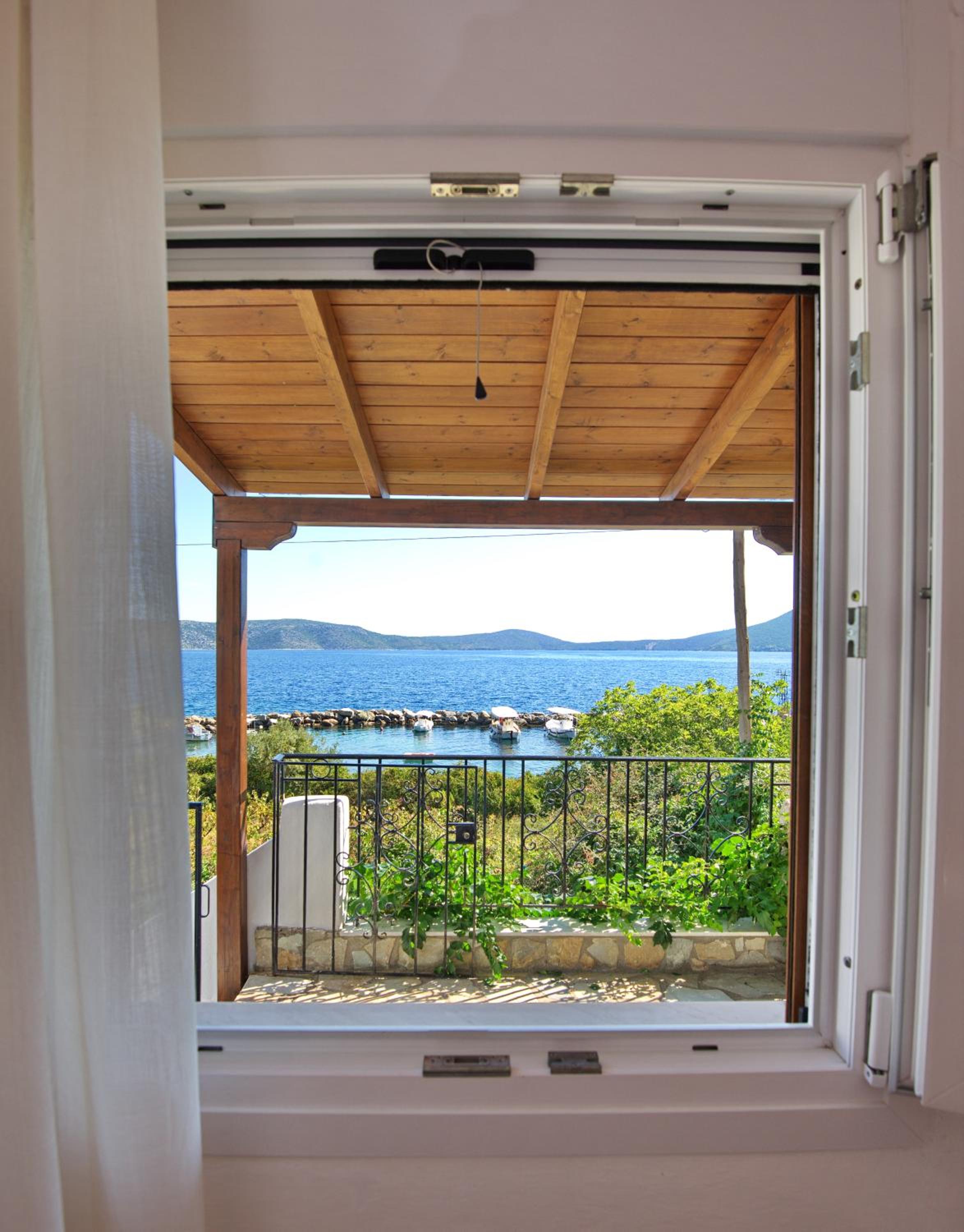 Thea Studios en Kalamakia — balance & terrace