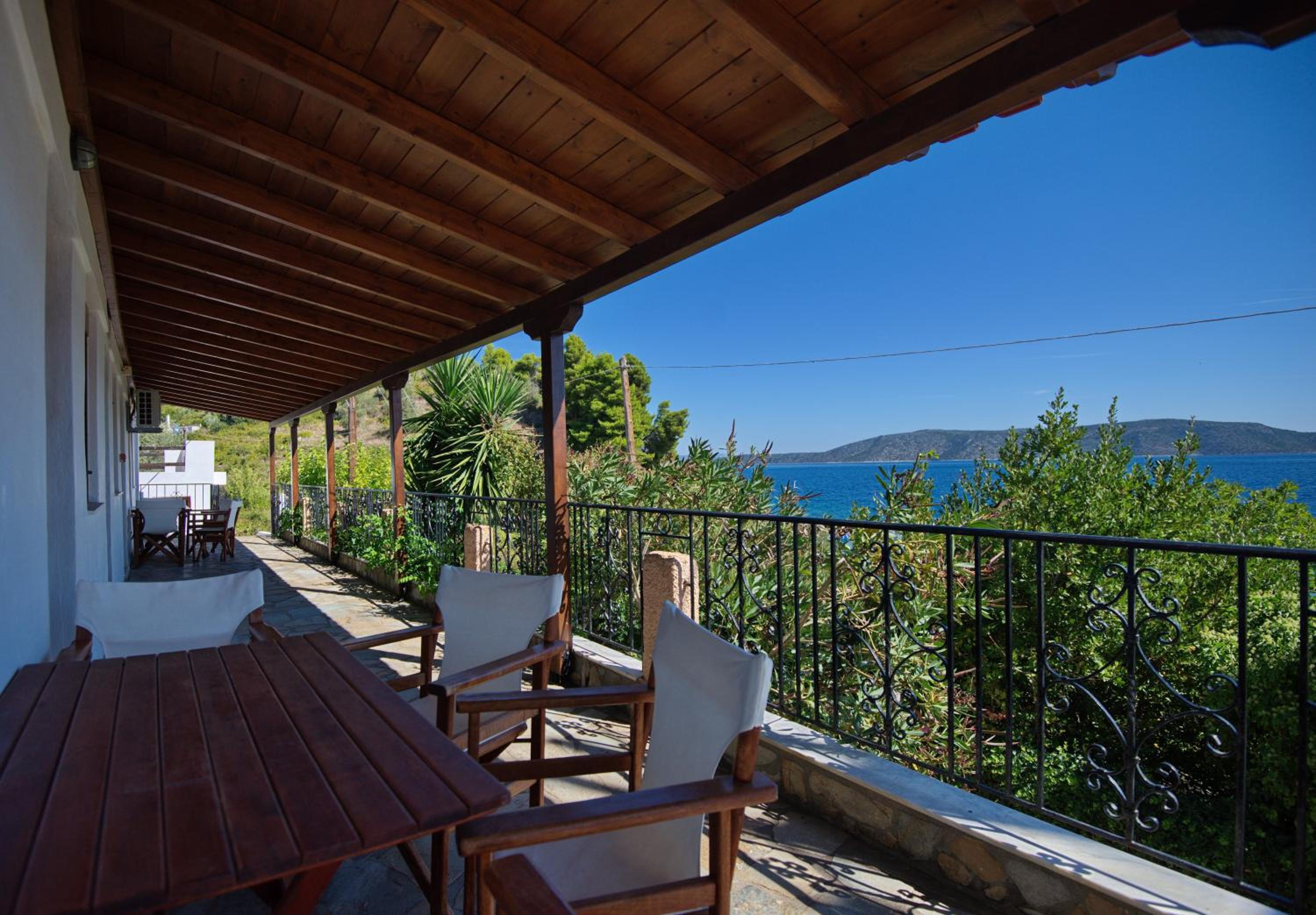 Thea Studios en Kalamakia — balance & terrace