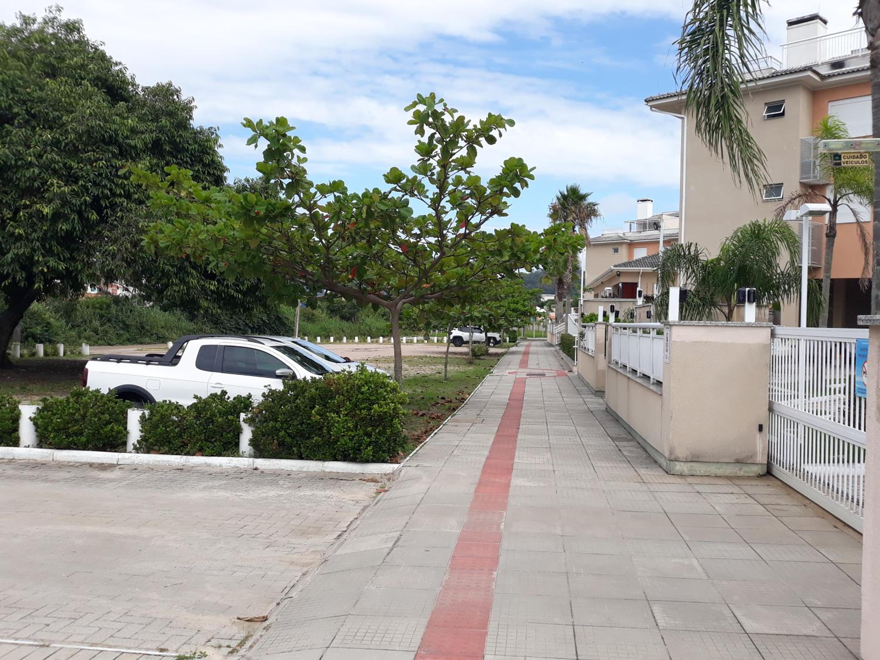 CONDOMÍNIO ENCANTADOR a 100 m PRAIA INGLESES NORTE