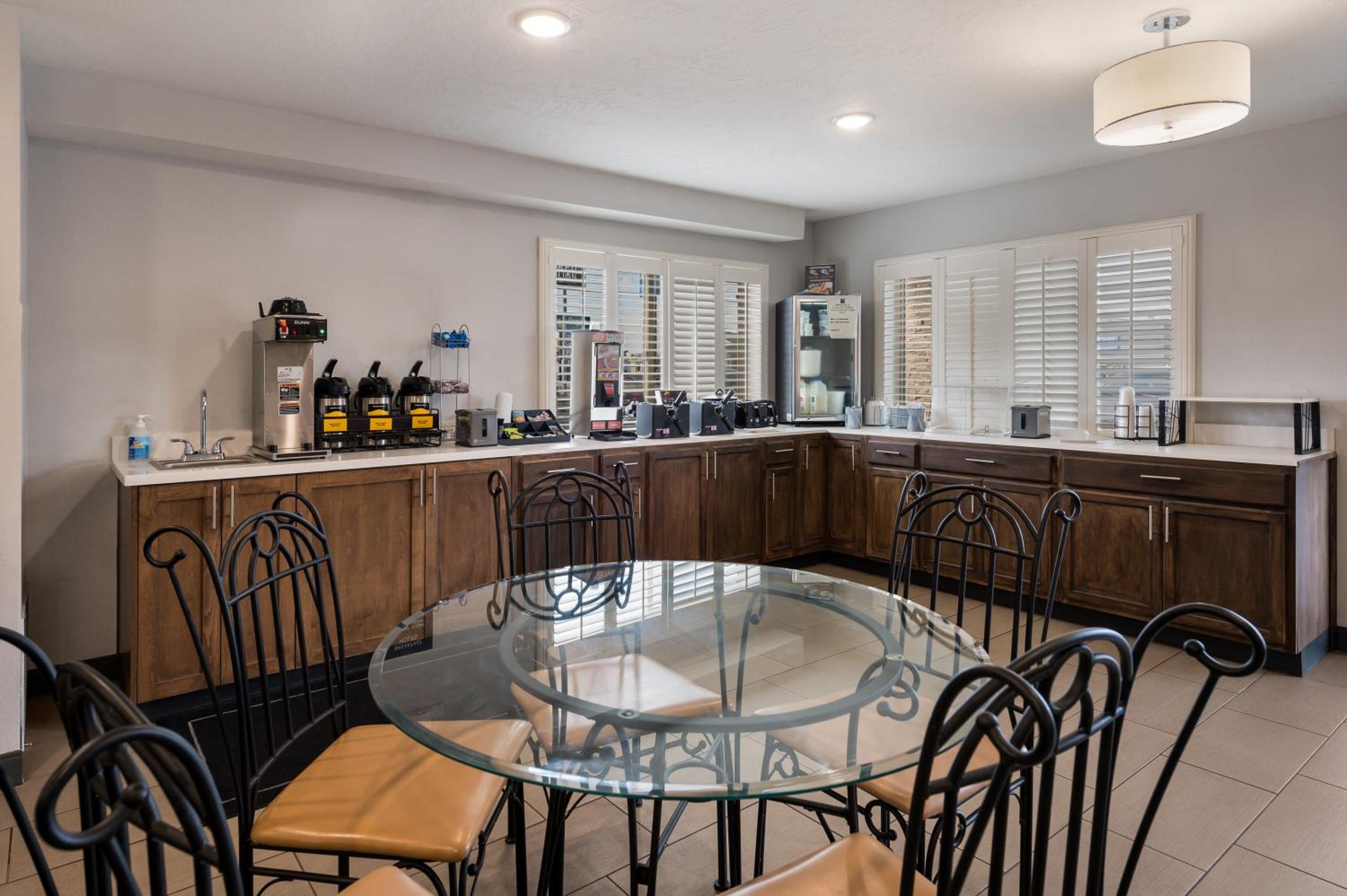 Ontario Vacations - Red Lion Inn  Suites Ontario - Property Image 12