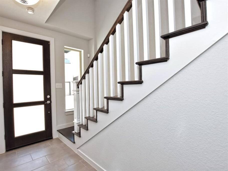 Elegant 3 BED Home Walk To Riverwalk/Pearl/St Mary view 2