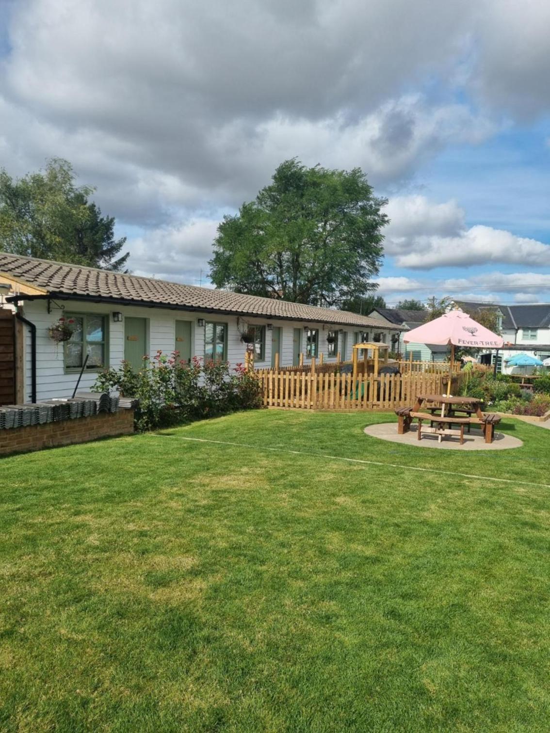 Pine, Country chalet located in Pegsdon view 4